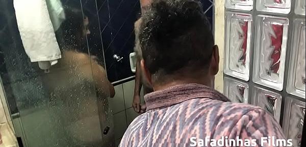  Backstage Sarah Rosa por trás das câmeras fazendo boquete no velhinho e tomando um banho sensual